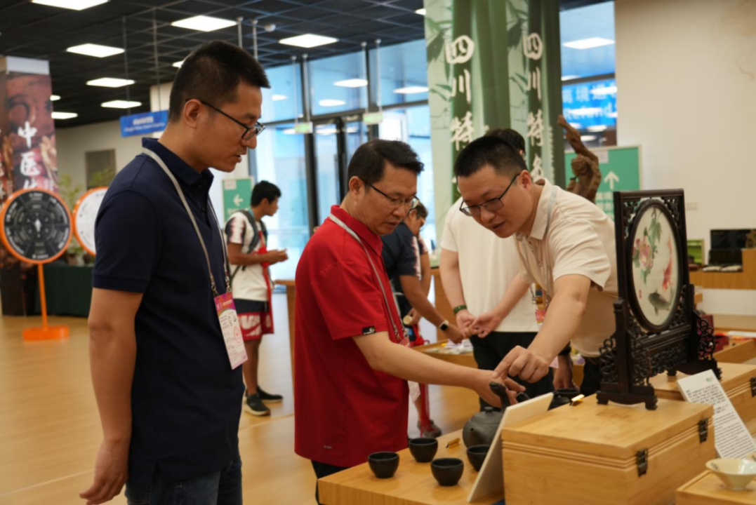 省尊龙凯时集团领导到大运村“有礼在四川”四川特色商品馆调研指导工作